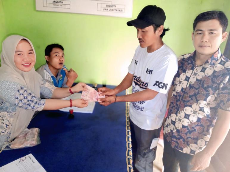 Poto penyaluran bantuan kepada Saudara Ujang 