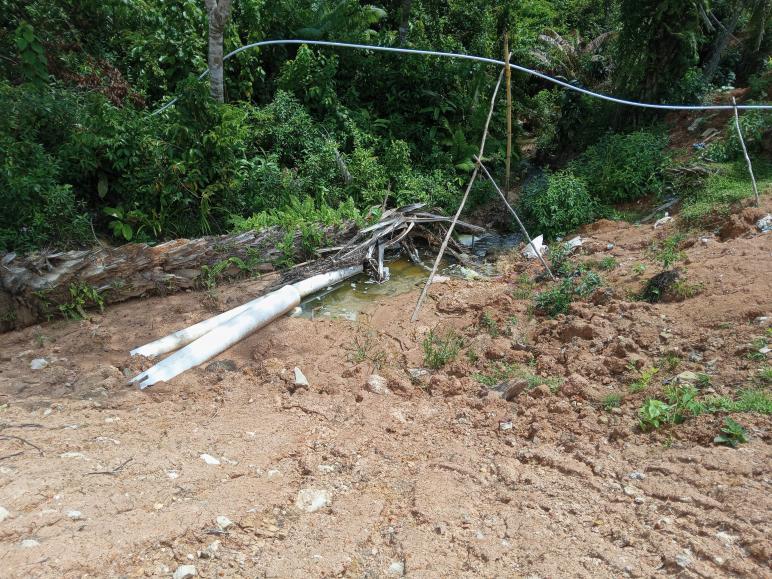 Pipa limbah bawah tanah ke anak sungai
