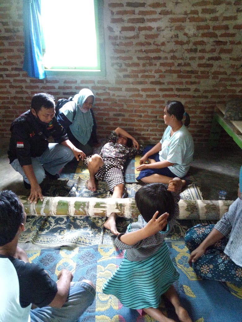 Petugas dinsos saat menjemput ODGJ di Nasal