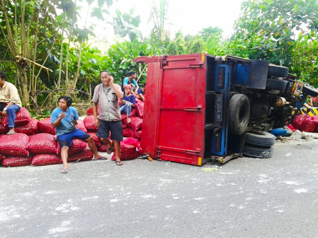 Truk terbalik