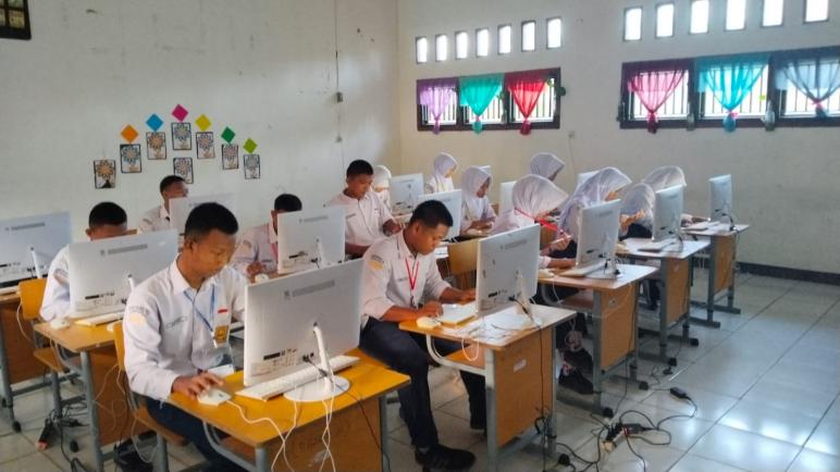 Siswa-siswi Tampak Sedang Serius Mengikuti Ujian TKA 