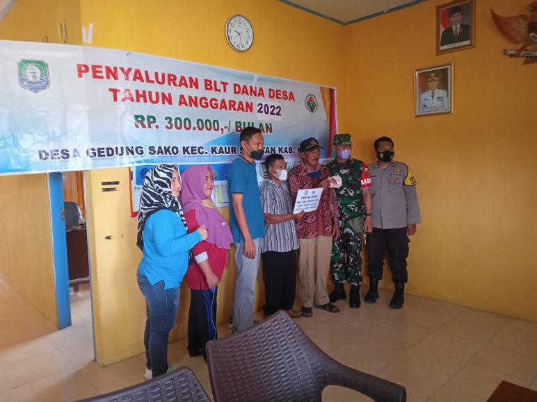 Unsur Pemerintahan Desa Gedung Sako I bagikan BLT DD Tahap II