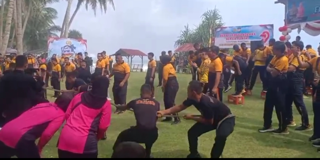 Perlombaan tarik tambang