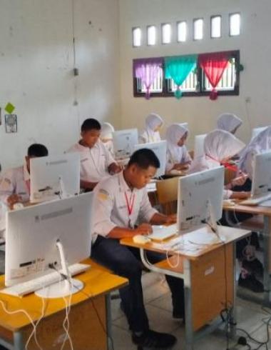 Siswa-siswi Tampak Sedang Serius Mengikuti Ujian TKA 