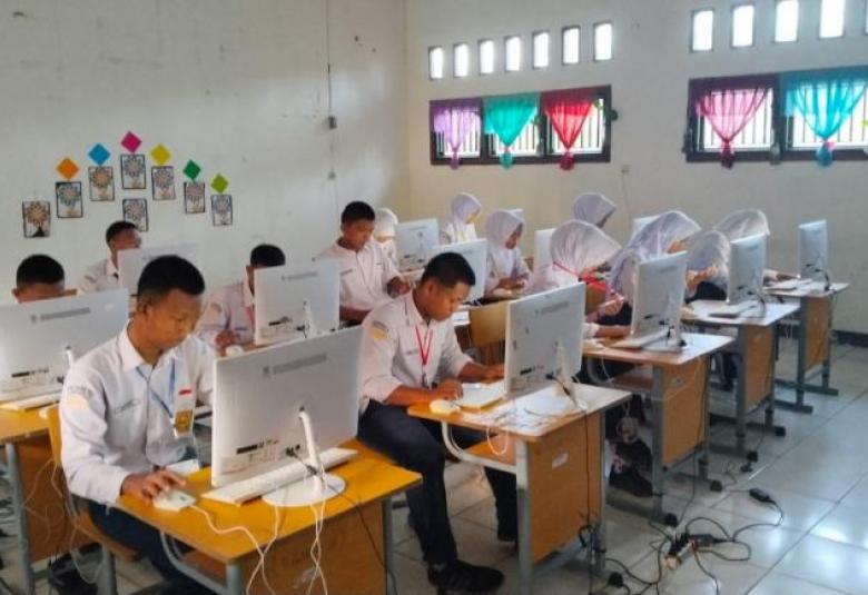 Siswa-siswi Tampak Sedang Serius Mengikuti Ujian TKA 