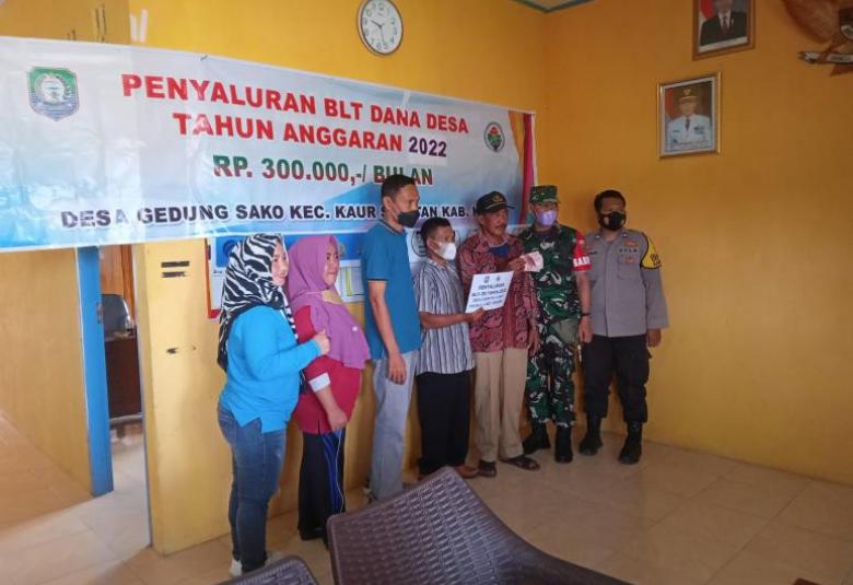 Unsur Pemerintahan Desa Gedung Sako I bagikan BLT DD Tahap II