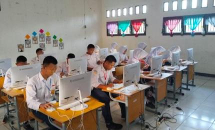 Siswa-siswi Tampak Sedang Serius Mengikuti Ujian TKA 